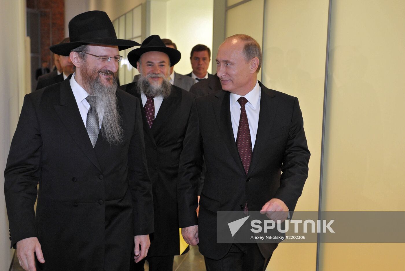 Vladimir Putin visits Jewish Museum and Tolerance Center