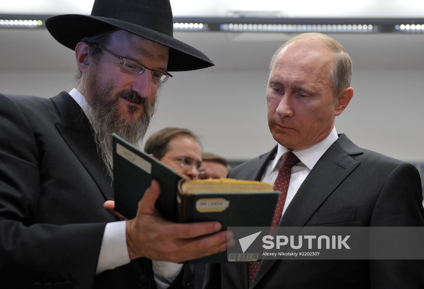 Vladimir Putin visits Jewish Museum and Tolerance Center