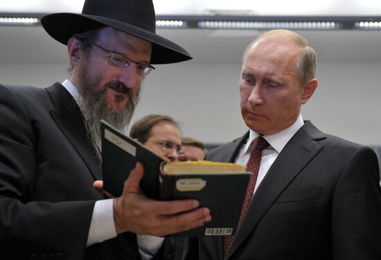 Vladimir Putin visits Jewish Museum and Tolerance Center