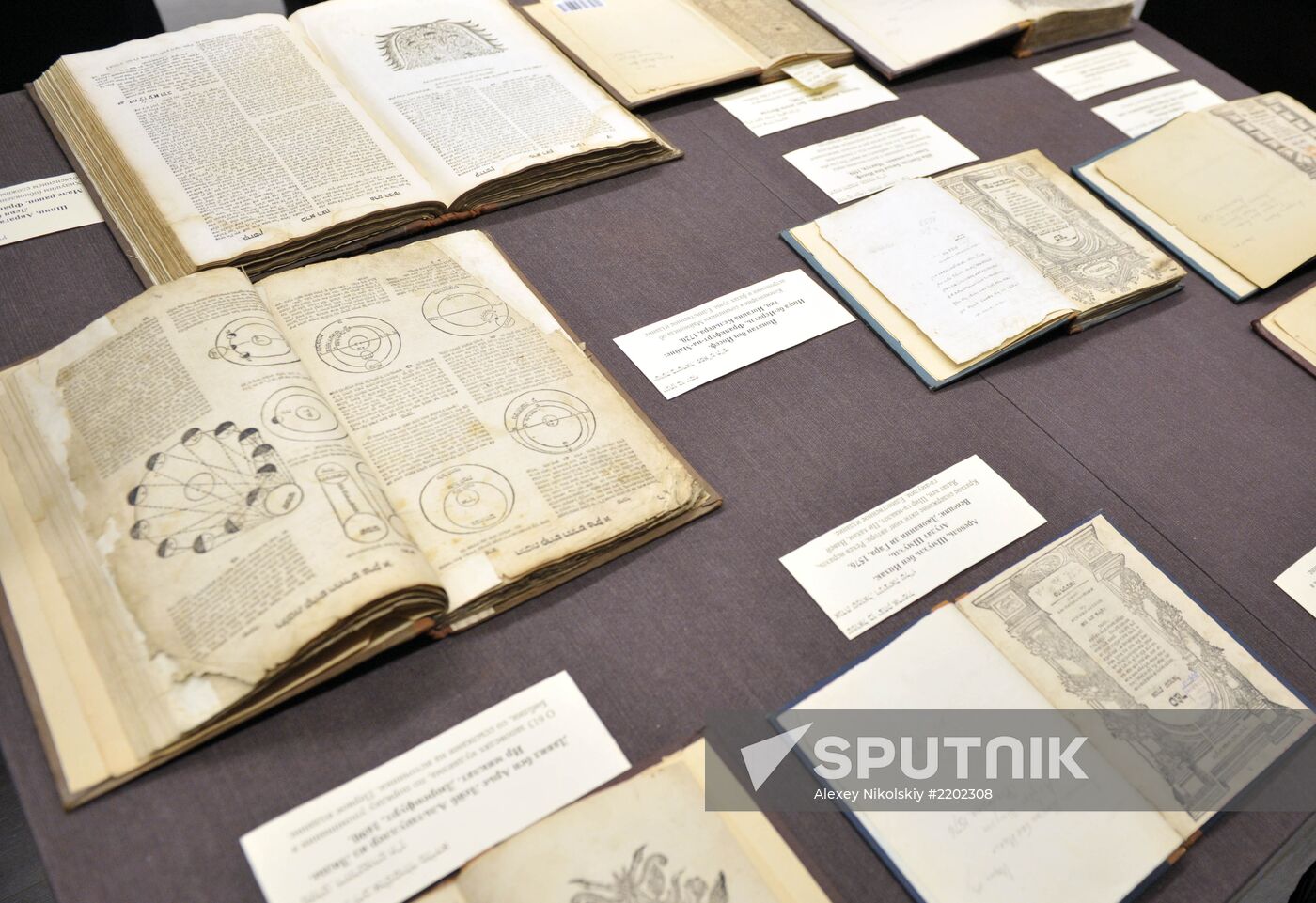 Vladimir Putin visits Jewish Museum and Tolerance Center