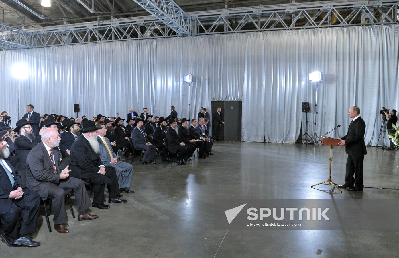 Vladimir Putin visits Jewish Museum and Tolerance Center