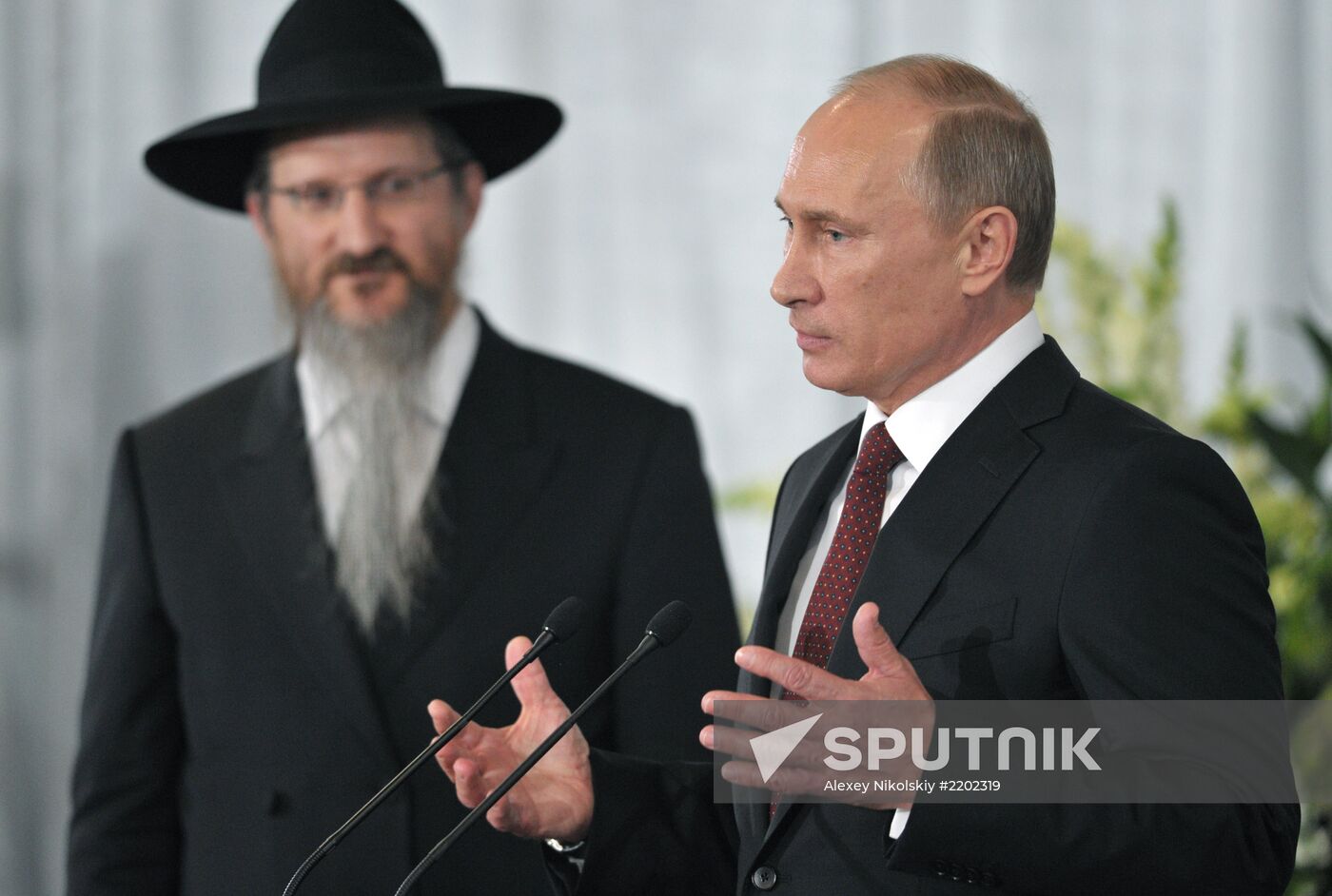 Vladimir Putin visits Jewish Museum and Tolerance Center