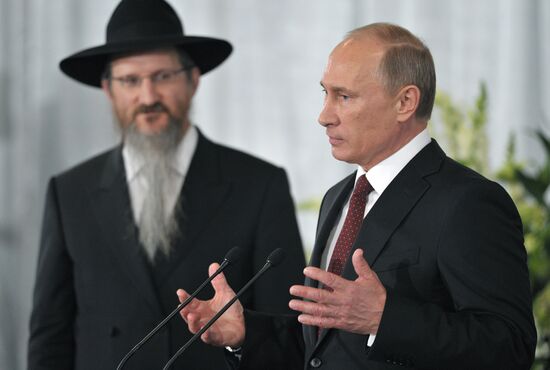Vladimir Putin visits Jewish Museum and Tolerance Center