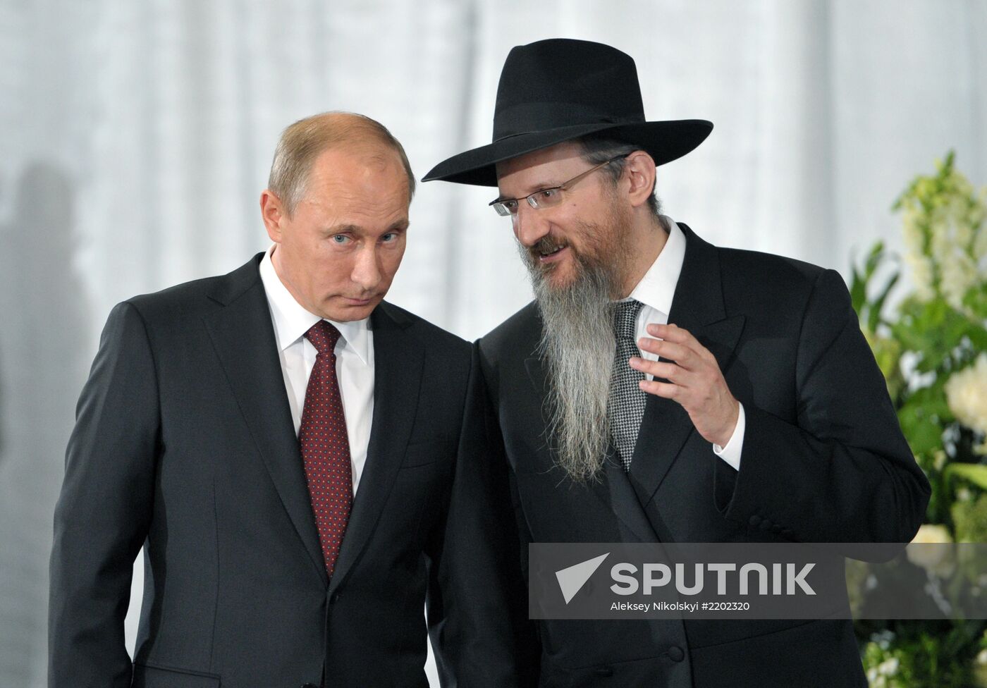 Vladimir Putin visits Jewish Museum and Tolerance Center