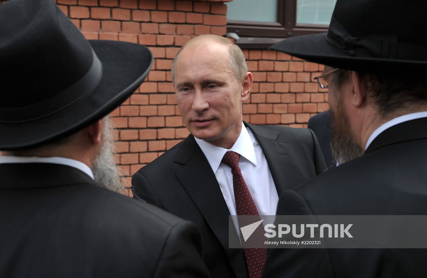 Vladimir Putin visits Jewish Museum and Tolerance Center