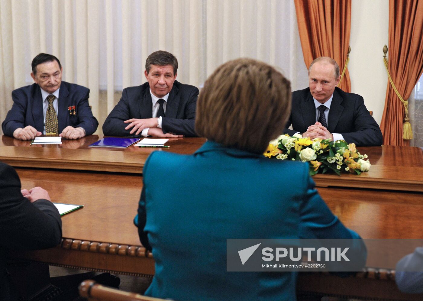 Vladimir Putin meets with Russian cosmonauts