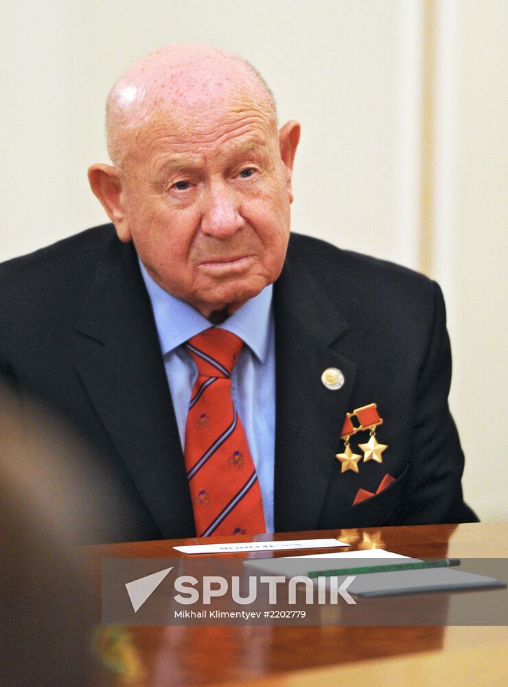 Vladimir Putin meets with Russian cosmonauts