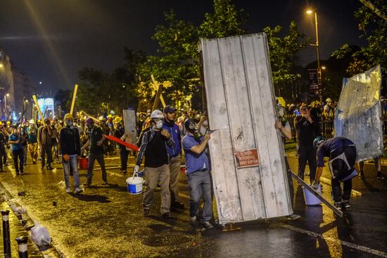 Clashes between police and protesters in Gezi Park, Instanbul