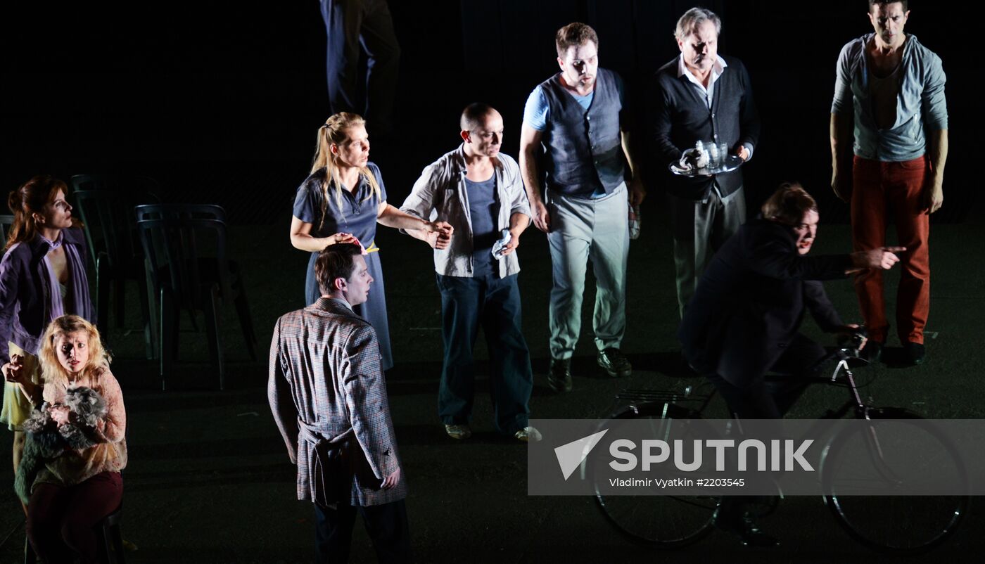 Premiere of "Rhinoceros" staged by Emmanuel Demarcy-Mota