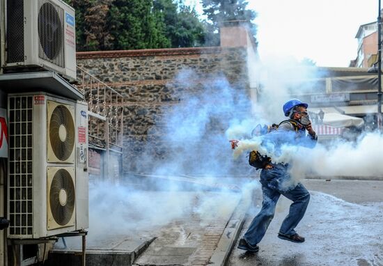 Clashes between protesters and police in Istanbul