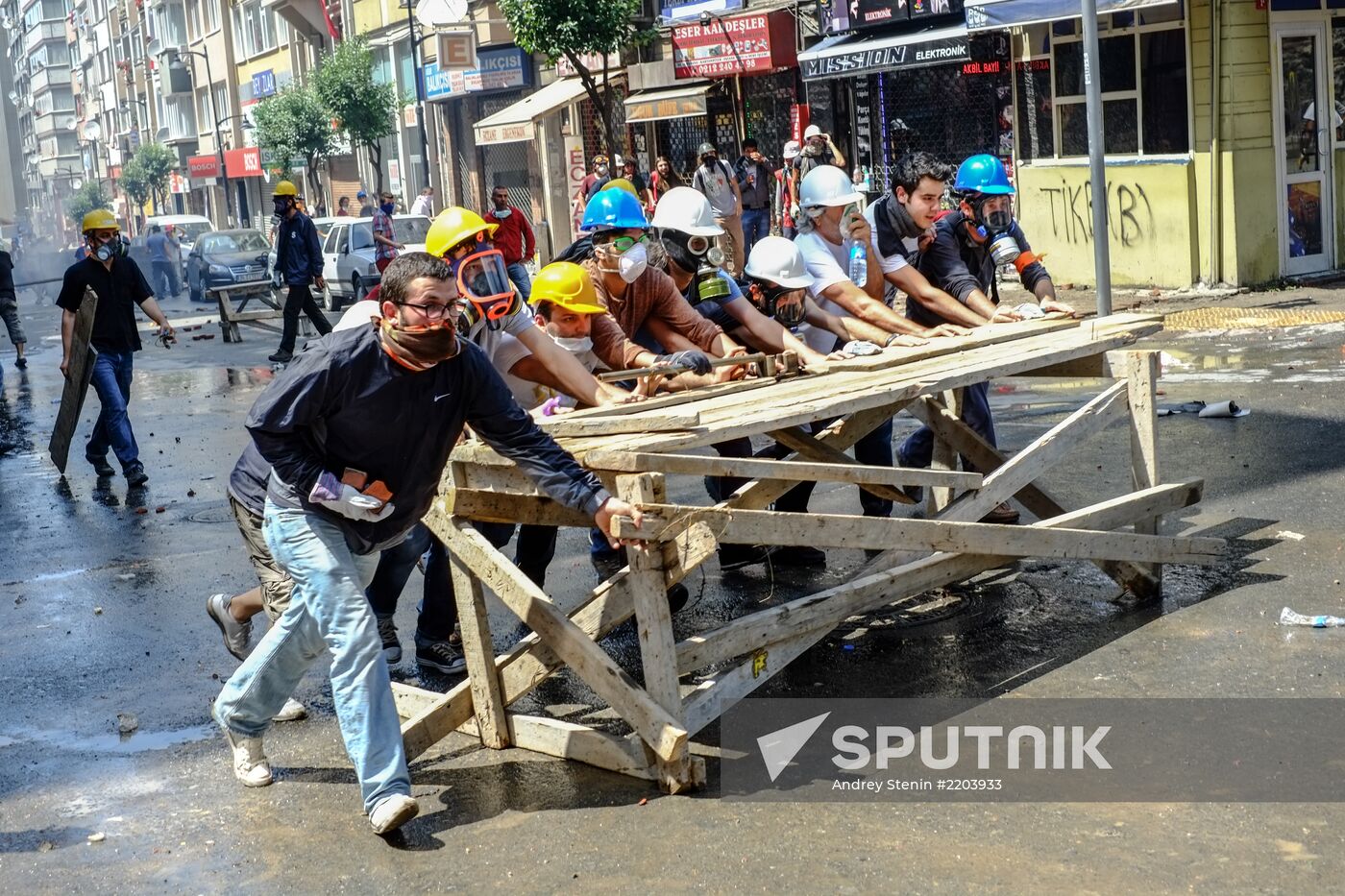 Clashes between protesters and police in Istanbul