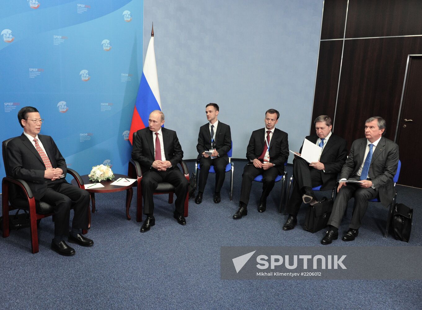 Vladimir Putin and Zhang Gaoli meet in St. Petersburg