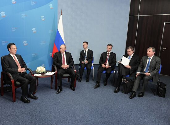 Vladimir Putin and Zhang Gaoli meet in St. Petersburg