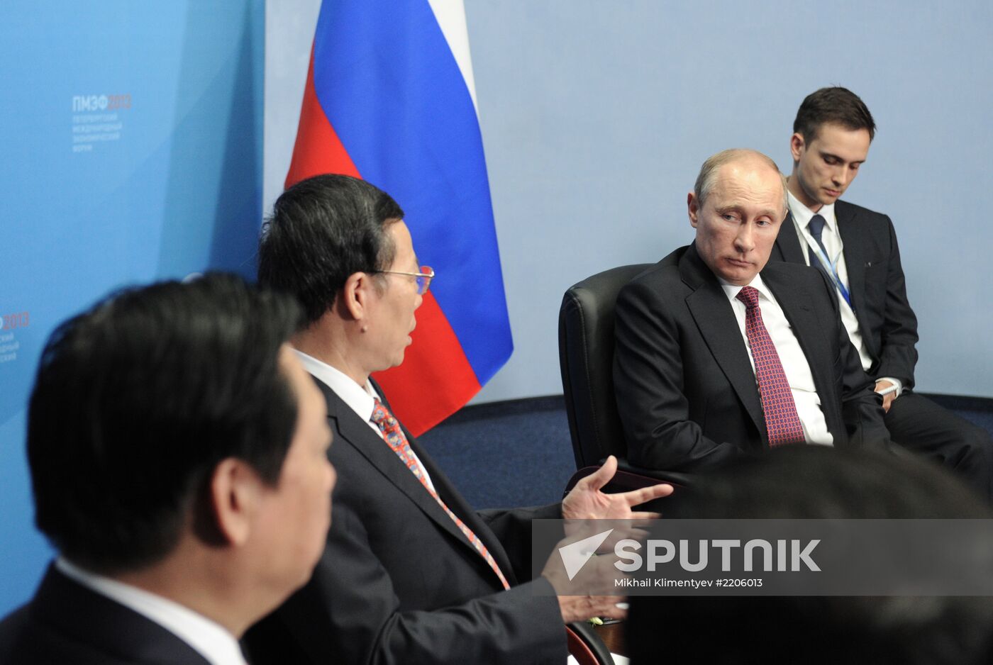 Vladimir Putin and Zhang Gaoli meet in St. Petersburg