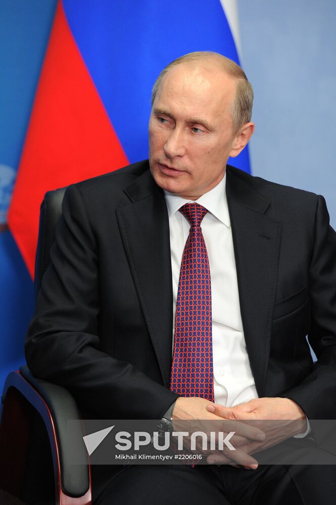 Vladimir Putin and Zhang Gaoli meet in St. Petersburg