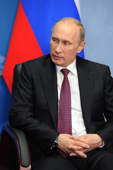 Vladimir Putin and Zhang Gaoli meet in St. Petersburg