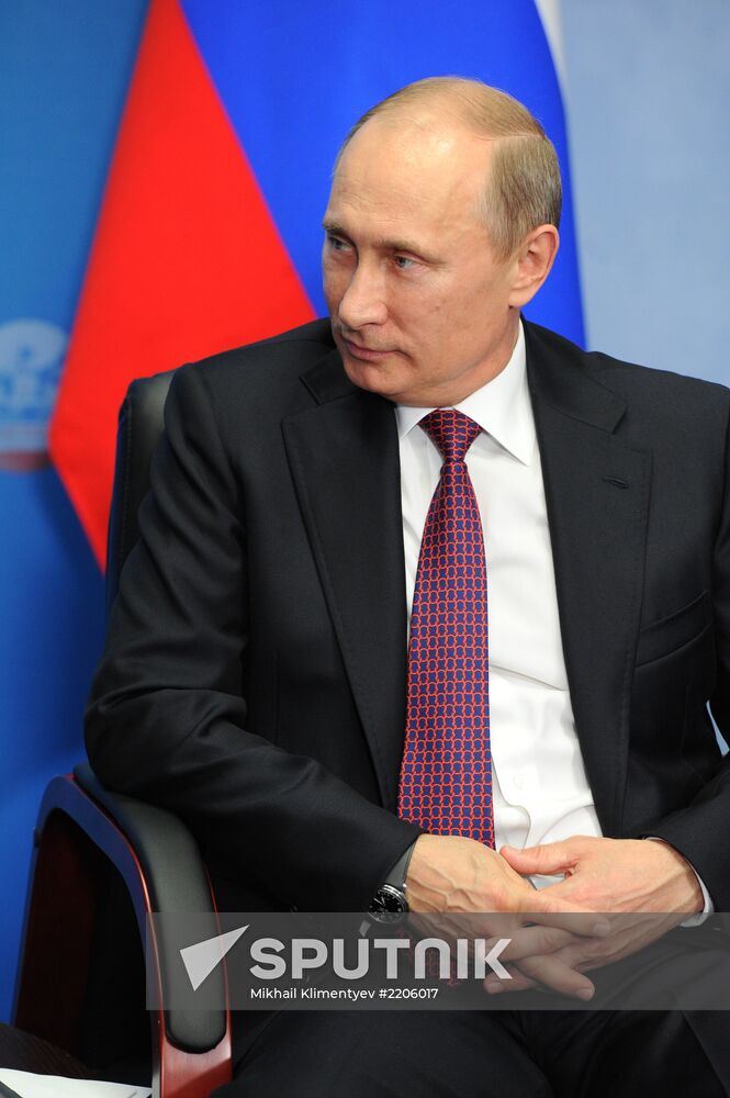 Vladimir Putin and Zhang Gaoli meet in St. Petersburg