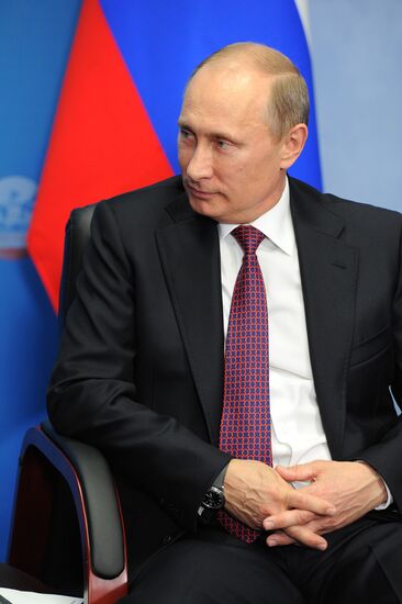 Vladimir Putin and Zhang Gaoli meet in St. Petersburg