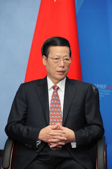 Vladimir Putin and Zhang Gaoli meet in St. Petersburg