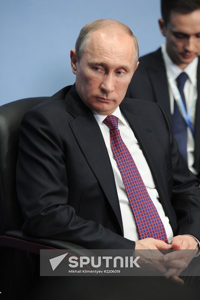 Vladimir Putin and Zhang Gaoli meet in St. Petersburg