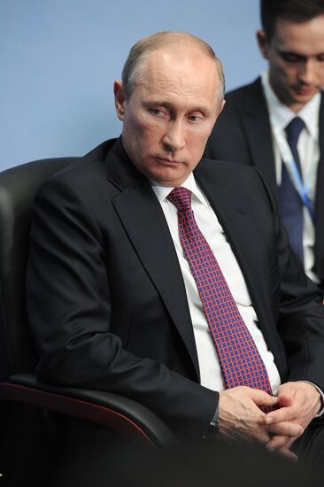 Vladimir Putin and Zhang Gaoli meet in St. Petersburg