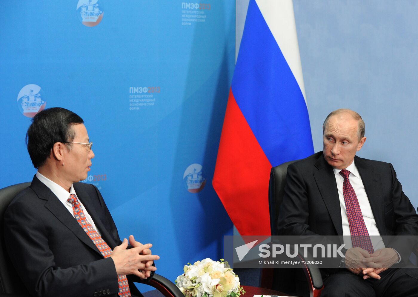 Vladimir Putin and Zhang Gaoli meet in St. Petersburg