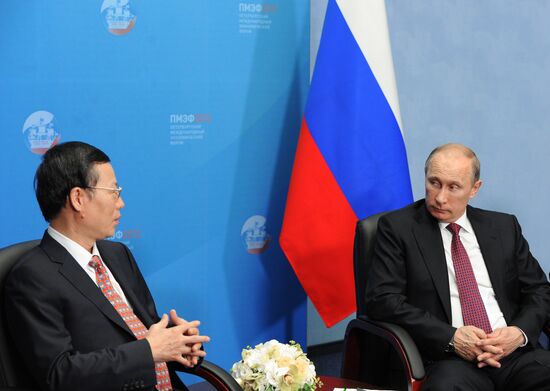 Vladimir Putin and Zhang Gaoli meet in St. Petersburg