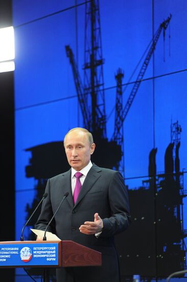 News conference of Vladimir Putin and Angela Merkel