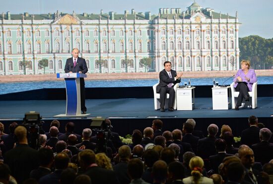 News conference of Vladimir Putin and Angela Merkel