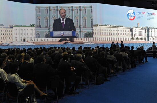 News conference of Vladimir Putin and Angela Merkel