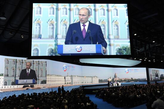 News conference of Vladimir Putin and Angela Merkel