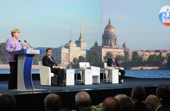 News conference of Vladimir Putin and Angela Merkel