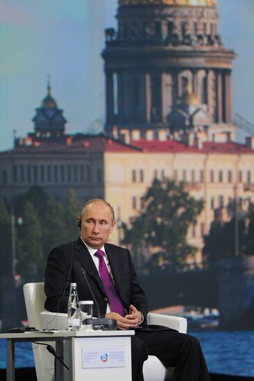 News conference of Vladimir Putin and Angela Merkel