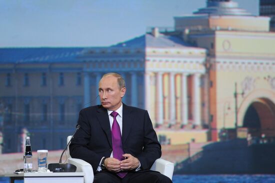 News conference of Vladimir Putin and Angela Merkel