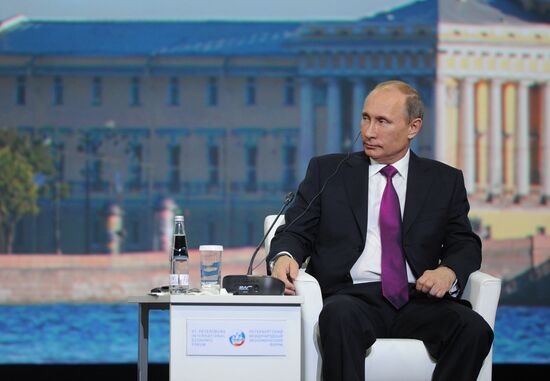 News conference of Vladimir Putin and Angela Merkel