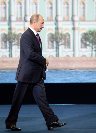 News conference of Vladimir Putin and Angela Merkel