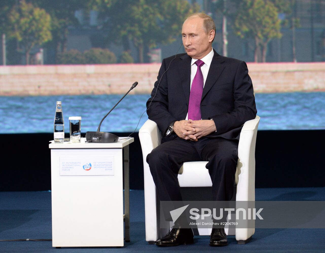 News conference of Vladimir Putin and Angela Merkel