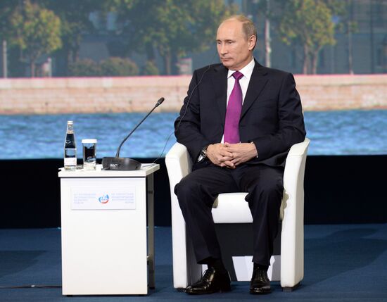 News conference of Vladimir Putin and Angela Merkel
