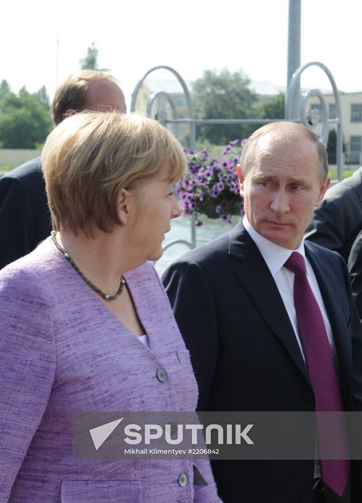 News conference of Vladimir Putin and Angela Merkel