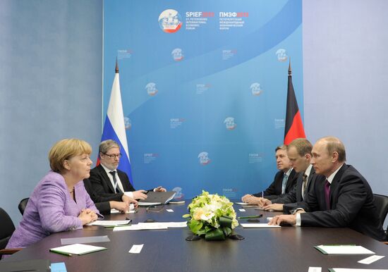 News conference of Vladimir Putin and Angela Merkel