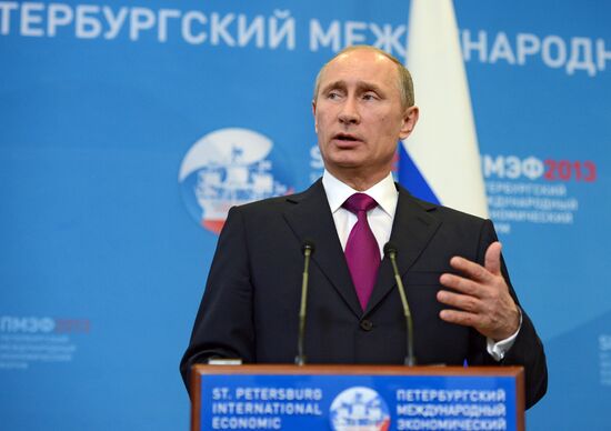 News conference of Vladimir Putin and Angela Merkel