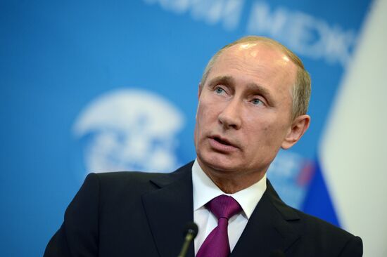 News conference of Vladimir Putin and Angela Merkel