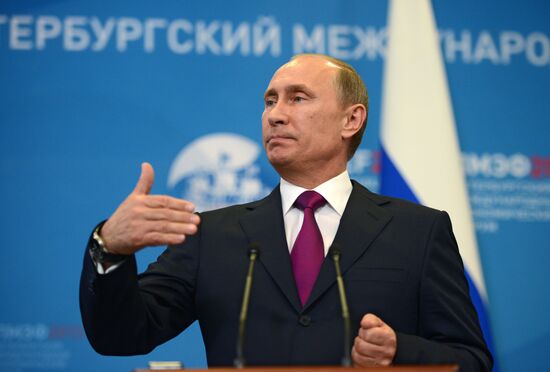 News conference of Vladimir Putin and Angela Merkel