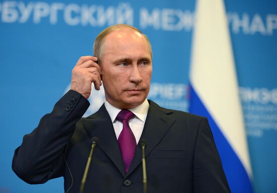 News conference of Vladimir Putin and Angela Merkel