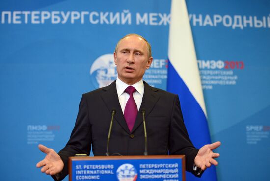 News conference of Vladimir Putin and Angela Merkel