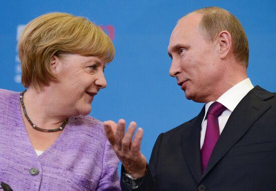 News conference of Vladimir Putin and Angela Merkel