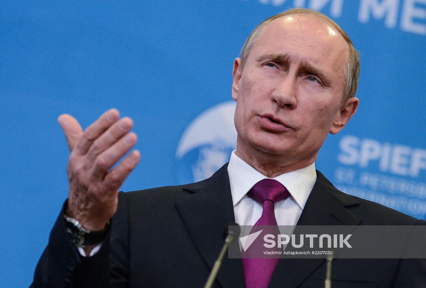 News conference of Vladimir Putin and Angela Merkel