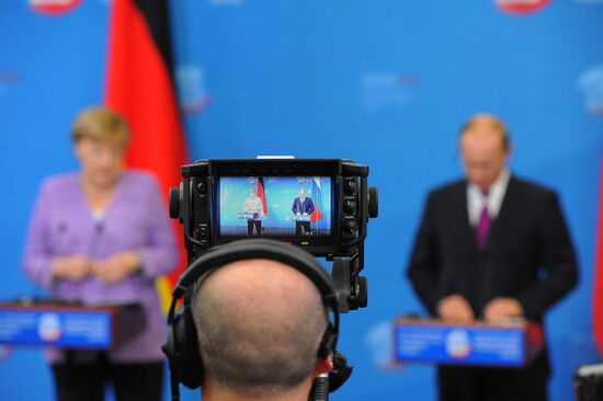 News conference of Vladimir Putin and Angela Merkel
