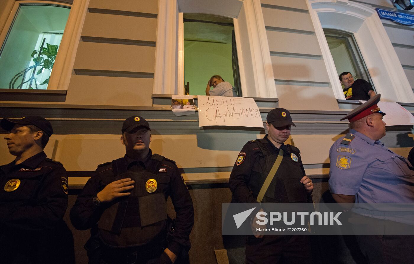 Police storm office of For Human Rights movement in Moscow