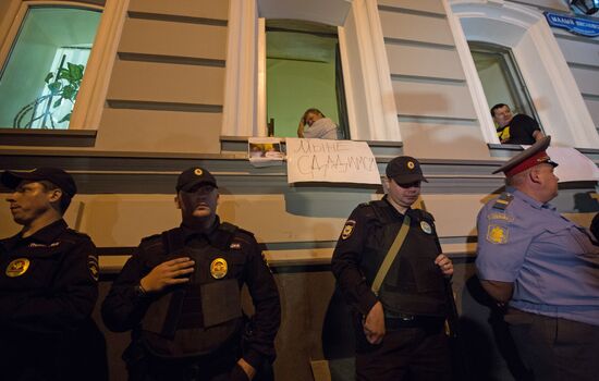 Police storm office of For Human Rights movement in Moscow